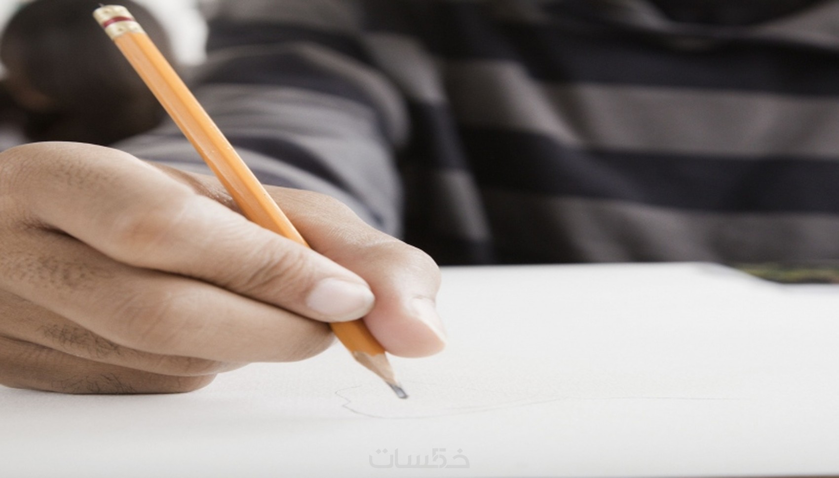 كتابة مقالة علمية عن القمر